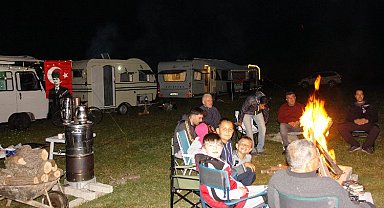 Karavancılar Bilecik'in Kınık Köyü'nde futbol sahasında kamp yaptı