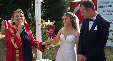 Kocaeli İzmit Gülümse Cafe'de yılın ilk nikahını kıydı
