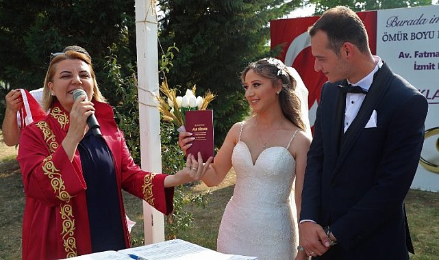 Kocaeli İzmit Gülümse Cafe'de yılın ilk nikahını kıydı