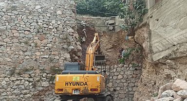 Kocaeli İzmit'te çöken istinat duvarı yenileniyor