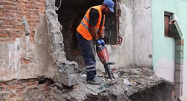 Kocaeli İzmit'te kontrollü metruk yıkım