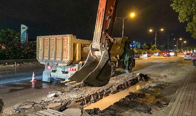 Kocaeli İzmit'te su birikintilerine gece mesaisi