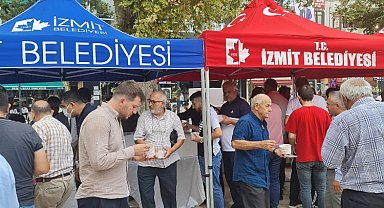 Kocaeli'de İzmit Belediyesi binlerce aşure dağıttı