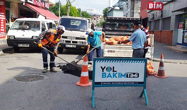 Kocaeli'de 'Yol Bakım Timi' bozuk yol ve kaldırım bırakmıyor