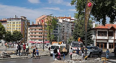 Kütahya Zafer Meydanı'nda aydınlatma montajı başladı