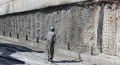 Kütahya'da alt geçit duvarlarına püskürtme beton