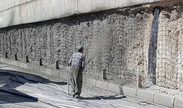 Kütahya'da alt geçit duvarlarına püskürtme beton
