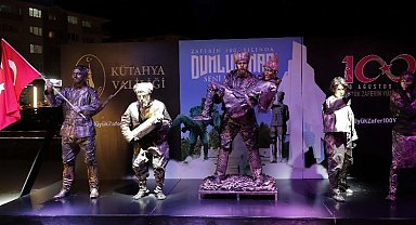 Kütahya'da Büyük Zafer'in coşkusuna canlı heykel performansı