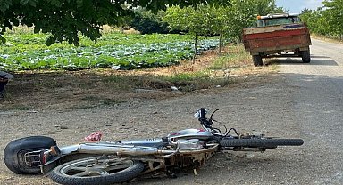 Pazaryeri'nde traktör ile motosiklet çarpıştı 1 yaralı