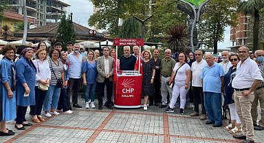 Rize'de CHP'liler Memişağa Parkı'nda aşure dağıttı