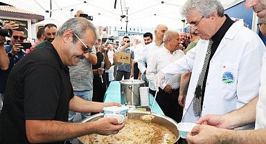 Sakarya'da Başkan Yüce, kazanın başından ikramda bulundu