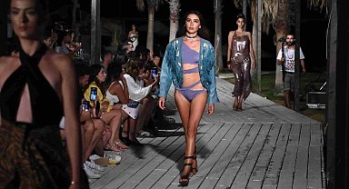 Şebnem Schaefer ve Özge Ulusoy'dan nostaljik beach defilesi