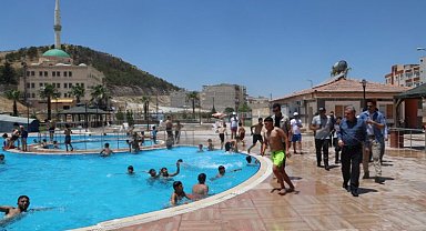 Sıcaktan bunalanlar hobi bahçeleri ve havuzlara koştu