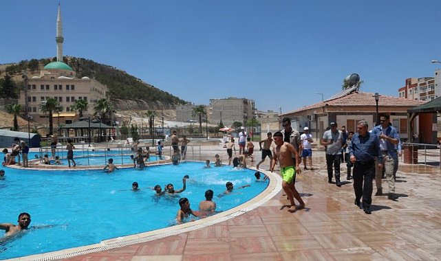 Sıcaktan bunalanlar hobi bahçeleri ve havuzlara koştu