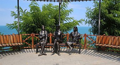 'Üç kız' heykeli tahrip edildi