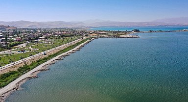 Van Gölü'nde dip çamuru temizleniyor