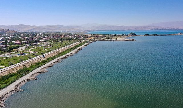 Van Gölü'nde dip çamuru temizleniyor