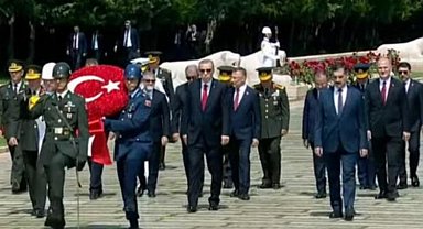 YAŞ üyeleri Anıtkabir'de