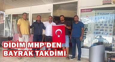 DİDİM MHP'DEN BAYRAK TAKDİMİ