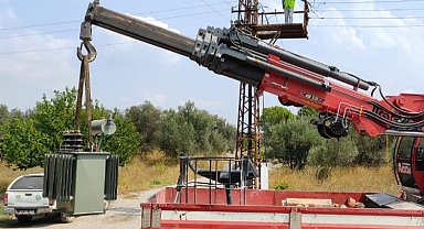 Manisa Akhisar'da yıldırım düşen trafo yenilendi