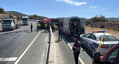 TIR DEVRİLDİ: 1 ÖLÜ