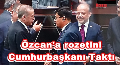 Özcan'a Rozetini Cumhurbaşkanı Erdoğan Taktı