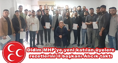 Didim MHP'ye yeni katılan üyelere rozetlerini il başkanı Alıcık taktı