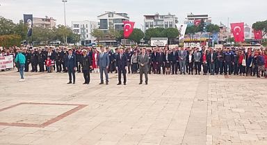 23 Nisan Ulusal Egemenlik ve Çocuk Bayramı çelenk sunumu ile başladı