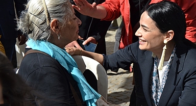 AK Partili Sarıbaş kadınların sevgi seli ile karşılandı