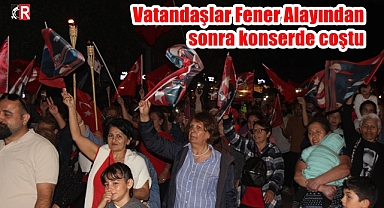 Vatandaşlar Fener Alayından sonra konserde coştu