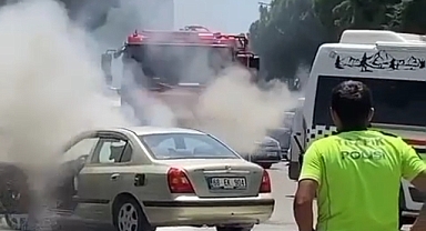 Bulvarda yanan otomobil panik yarattı