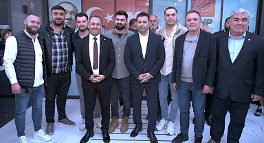 CHP’YE KATILAN İYİ PARTİ’LİLERE ROZETLERİ TAKILDI