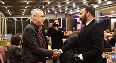 sokak hayvanları yararına düzenlenen geceye katıldı.