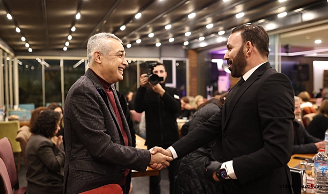 sokak hayvanları yararına düzenlenen geceye katıldı.