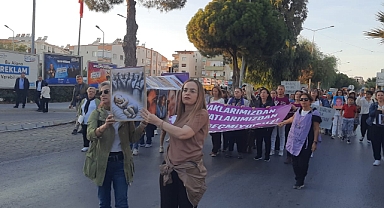 DİDİM KADIN PLATFORMU’NDAN ‘SİYAH ÇELENK VE TABUTLU’ YÜRÜYÜŞ