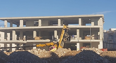 İNŞAATTA İŞ MAKİNASI DEVRİLDİ