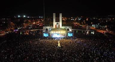 DİDİM’DE CUMHURİYET COŞKUSU: DİDİMLİLER MEYDANI DOLDURARAK BAYRAMI KUTLADI