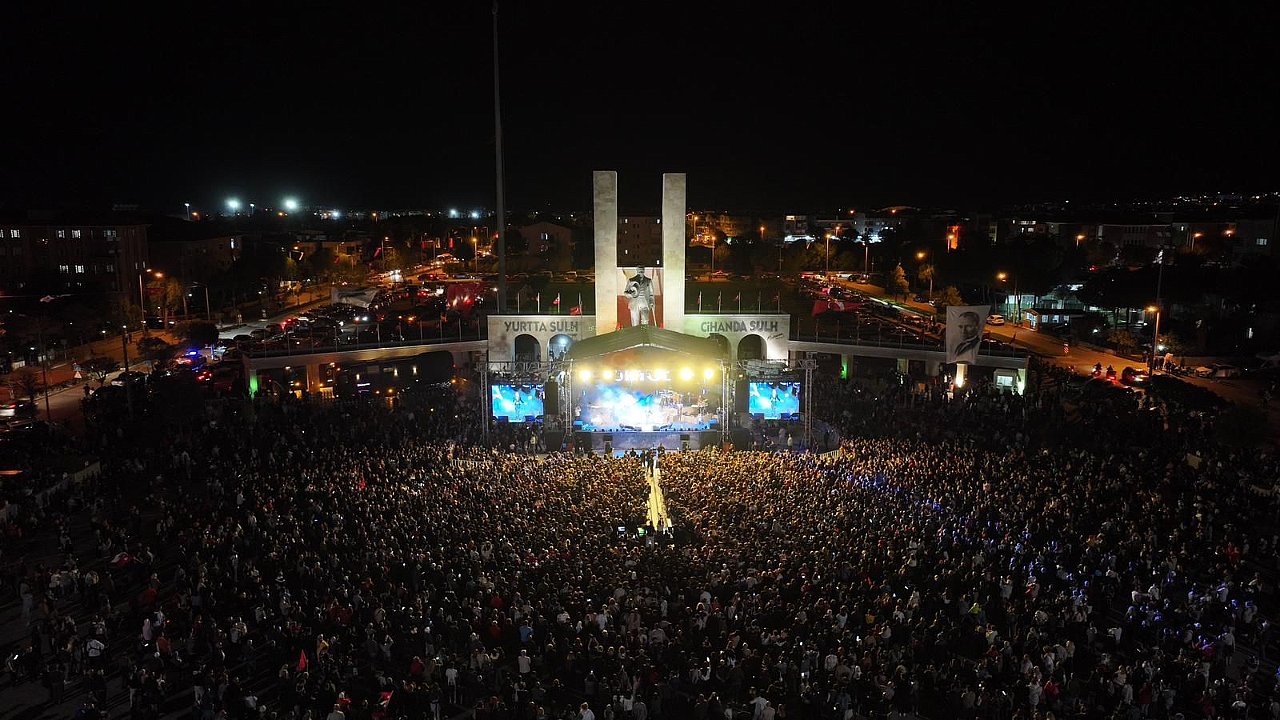 DİDİM’DE CUMHURİYET COŞKUSU: DİDİMLİLER MEYDANI DOLDURARAK BAYRAMI KUTLADI